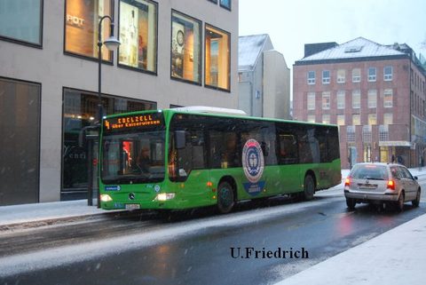 *neu Ein paar Tage später geht es im Schneetreiben durch die Rabanusstraße in Richtung Edelzell, hier an der Haltestelle Universitätsplatz