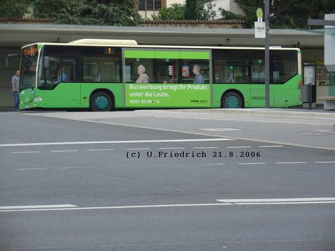 Seit April wirbt Wagen 113 für die Kölner Firma Ströer - für Buswerbung. Die Aufnahme hier am Stadtschloß entstand jedoch erst im August.