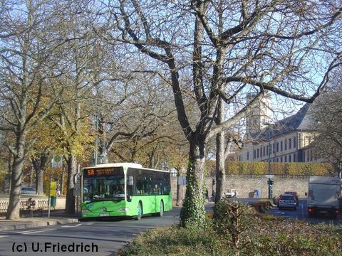 An einem sonnigen Novembertag 2007 mit dem Stadtschloß-Turm in Hintergrund auf Linie 5A