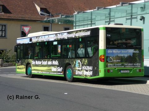Ab August besitzt der Bus eine Werbung für die Firma Ernst Holzbau GmbH. Hier eine Aufnahme von Rainer