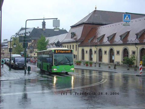 Der August war dagegen ohnehin kalt und es regnete immer wieder: Hier geht es gerade durch die Schloßstraße