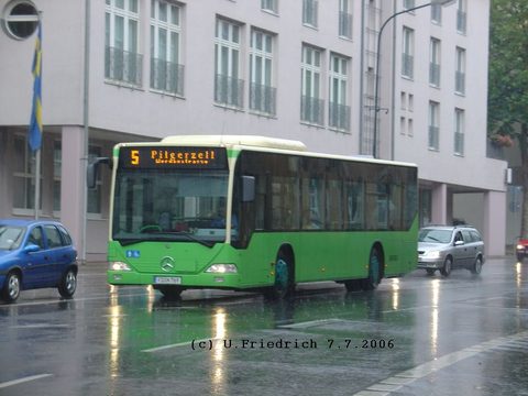 Der Juli 2006 war trocken und heiß, aber hier regnet es doch einmal. Unser Bus unterwegs auf Linie 5 nach Pilgerzell, in der Petersberger Straße