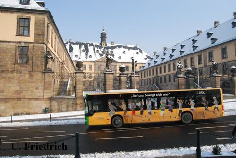 Bei strahlendem Sonnenschein geht es im Januar 2010 am schneebedeckten Stadtschloß vorbei