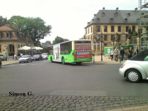 Also ist der Bus derzeit mit gleich zwei Werbungen im Einsatz. Hier auf Linie 8 an der Hauptwache
