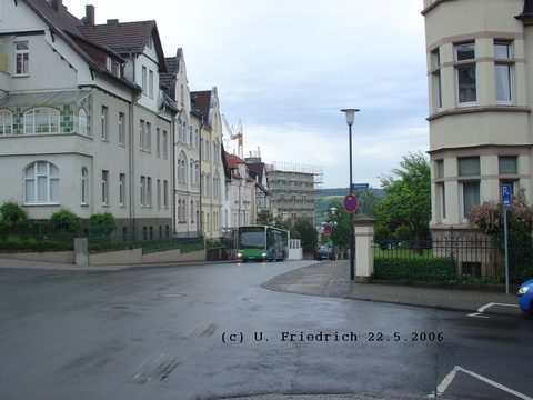 Beinahe... Hier ist er gerade am Herz-Jesu Krankenhaus vorbeigefahren, für das er wirbt und kommt nun den Gerloser Weg hinaufgefahren. Wäre ich ein pa