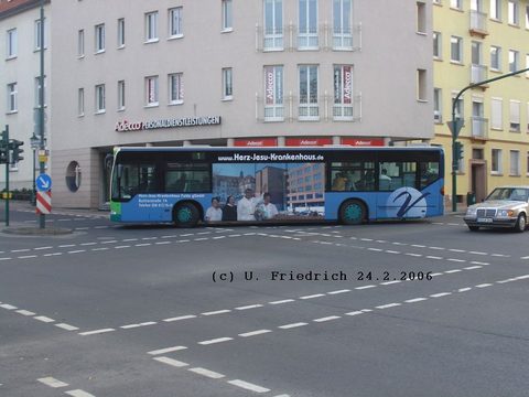 Im Februar 2006 wirbt er dagegen für das Herz-Jesu-Krankenhaus, eine Einrichtung, die einst von den Vinzentinerinnen gegründet worden war und heute ei