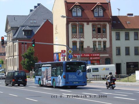 In einer ganz anderen Ecke, von hinten: Ganz in Blau