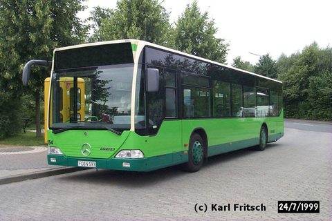 Im Juli 1999 war der Bus gerade einmal zwei Monate alt - und noch der einzige Wagen seiner Art im Fuhrpark. Hier ist er noch ohne Werbung unterwegs. D