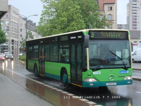 Im Jahre 2000 wurden drei weitere O 530 in Dienst gestellt: FD-N 827 / Funknummer 168 ist einer von ihnen, hier im Juli 2006 bei strömenden Regen unte