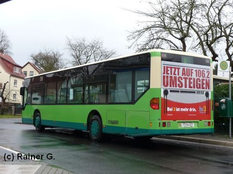 Im Dezember 2009 ist dieser Bus einer von Dreien, die eine Heckwerbung für den Hessischen Rundfunk erhalten haben. Eine Aufnahme von Rainer, entstande