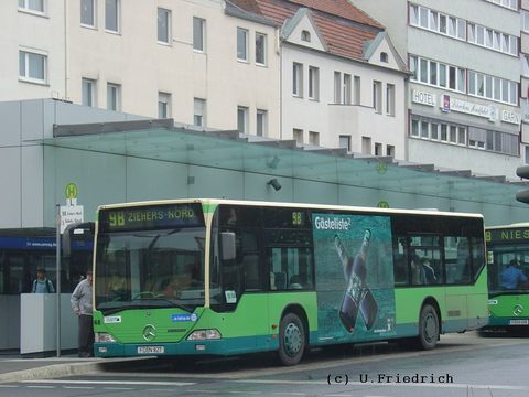 Im Mai 2007 gibt es wieder ein anderes TrafficBoard für Licher Bier: Gästeliste. Hier am Stadtschloß, abfahrtbereit auf Linie 9B nach Ziehers-Nord