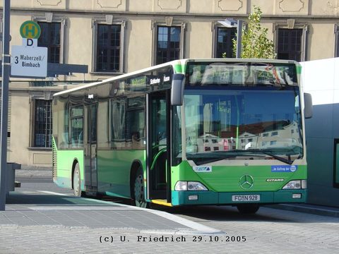 Abfahrtbereit am Stadtschloß: FD-N 928 / Funknummer 170. Auch bei ihm reicht die gelbe Dachlackierung bis unter die Frontscheibe herunter
