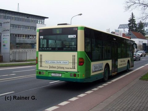 Der Bus, der für die Fuldaer Zeitung wirbt, vor dem Gebäude der Fuldaer Zeitung: Dass wir das zeigen können, ist Rainers Verdienst. Dankeschön!