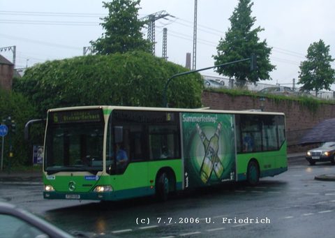 Auch er trug im Juli 2006 ein Trafffic Board für Licher Bier. Hier bei Regenwetter in der Kurfürstenstraße, Ecke Heinrich von Bibra Platz ...