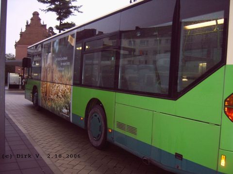 Oktober 2006: Dirk hat entdeckt: Der Bus ist wieder mit einem Trafficboard für Licher Bier unterwegs - für Weizenbier dieses Mal