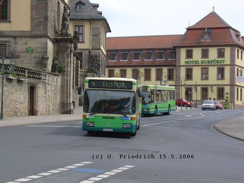 Hier kommt er am 15. Mai 2006 gerade vom Stadtschloß...