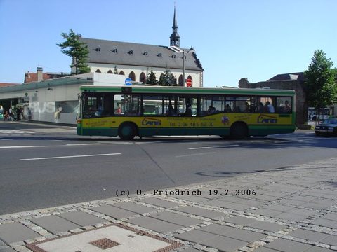 Am 19. Juli dagegen ist der Himmel strahlend blau. Wagen 173 beim Einbiegen in die Rabanusstraße