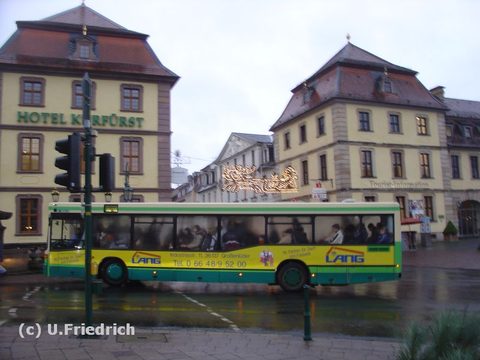 Am 12. Dezember 2006 biegt Wagen 173 vor der weihnachtlich geschmüchten Friedrichstraße bei nicht so tollem Wetter in die Schloßstraße ab
