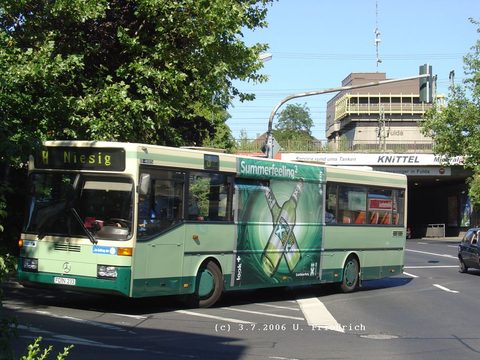 Wagen 129 ist einer der vier O 405, die im Juli 2006 ein Trafficboard für Licher Bier trugen