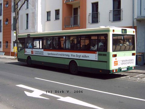 Auch im Frühjahr 2006 hatte Wagen 146 noch die Werbung für die Sparkassenversicherung wie hier auf einem Bild zu sehen, das Dirk in der Königstraße ge