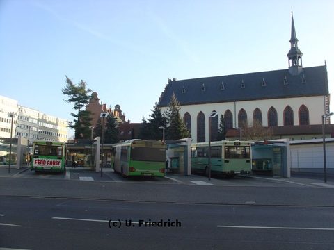 ... um von dort dann zu seinem Bussteig zu kommen.