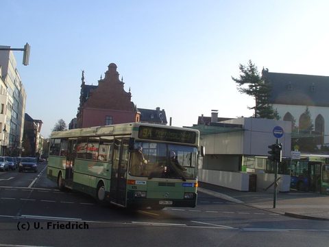 23. Dezember 2006: im Anmarsch: Er umfährt quasi den Busbahnhof und biegt von der Rabanus- in die Schloßstraße ...