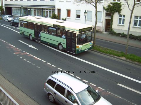 Hier noch zwei Photos von Dirk, aus luftiger Höhe gesehen, fährt er vorbei...