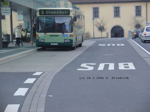 Im Februar 2006 steht er, nun ohne Werbung, abfahrtbereit am Stadtschloß, unterwegs auf der heutigen Linie 6 nach Bronnzell.