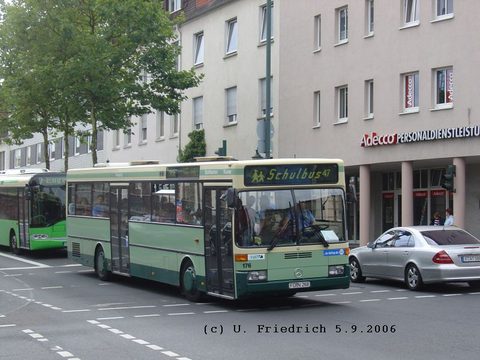 Im September 2006 im mittäglichen Schülerverkehr auf dem Weg zum Stadtschloß, nachdem er am ZOB bereits einen Teil seiner Fahrgäste ausgeladen hat