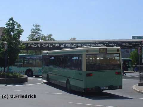 Hier biegt er nun ab zum ZOB, bei Sommerwetter im Mai