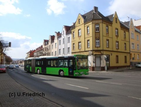 Am 23. März 2009, dem ersten Einsatztag, beim Abbiegen von der Leipziger- in die Moltkestraße, nun im Grün der Stadtbusse