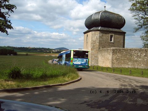 ...vorbei an einem Türmchen der das Gelände einfassenden Mauer