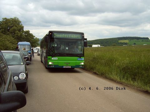 Ein seltener Anblick: Ein Stadtbus unterwegs auf einem Feldweg....