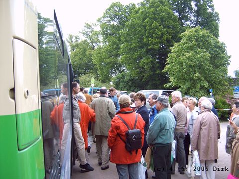Dieser Halt lag direkt neben dem Ausstellungsgelände, sodass hier der Ansturm vor allendingen am Nachmittag besonders groß war. Von hier aus fuhren di
