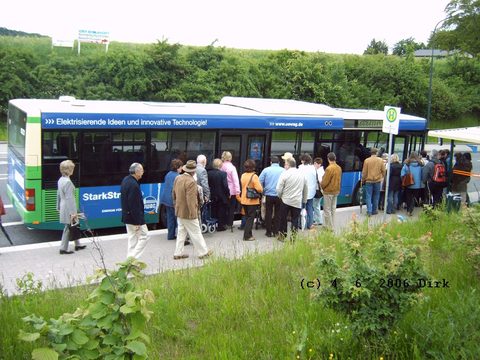 Nachdem der erste Ansturm bewältigt war, fuhren die Busse dann die Haltestelle "Kaiserwiesen" an, die sonst von der Linie 4 angefahren wird, aber an S