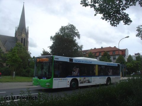 FD-N 838 / Funknummer 151, im Sommer 2008 am Heinrich von Bibra Platz, ebenfalls auf der 5A, aber in Gegenrichtung, nach Pilgerzell unterwegs. Er wirb