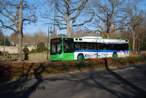 *neu Nach einer Phase ganz in Grün wirbt der Bus im November 2012 schließlich für die Volksbank Fulda, hier auf Linie 2 Richtung Aschenberg
