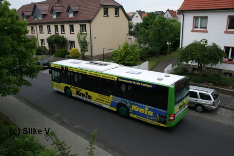 Der Bus ist nun mit Werbung für das Autohaus Kreis unterwegs
