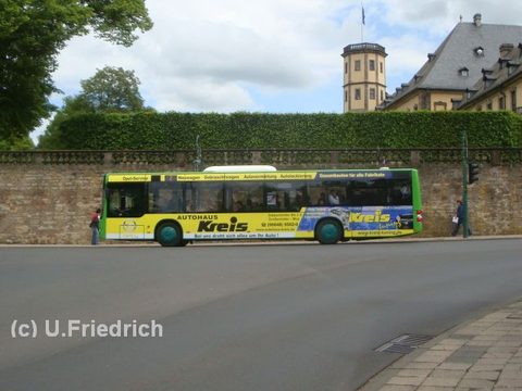 Vor der Kulisse des Stadtschloß-Turmes, wieder auf der 2
