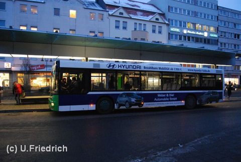 Seit 15. Januar 2010 ist der Bus mit einer blau-weissen Werbung für Weber & Diel Automobile im Einsatz