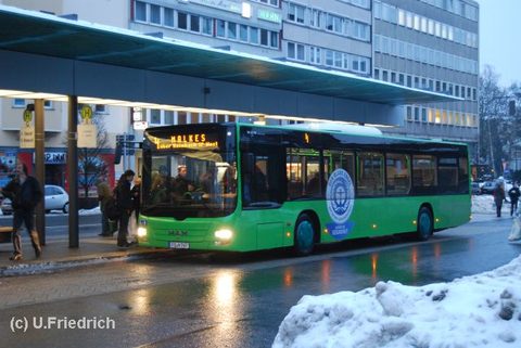 Kurz vor Weihnachten 2010 an einem der ersten Einsatztage von FD-N 747 sehen wir ihn hier auf Linie 4 nach Malkes am Stadtschloß stehen