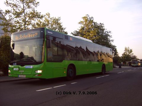 Im frühen Licht eines Septembermorgens im Schülerverkehr, eingefangen von Dirk. Im Hintergrund ein O 405