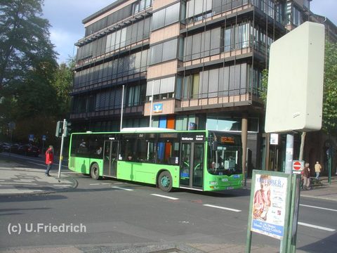 Mitte Oktober wieder ohne werbung unterwegs: Hier auf Linie 4 nach Edelzell in der Rabanusstraße