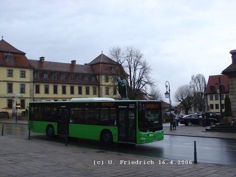 An Ostern 2006, das kalt und verregnet war: Vor dem Bonifatiusdenkmal