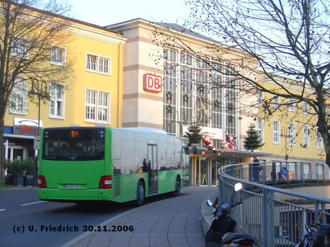 Die Weihnachtsmänner sind da: Sie sitzen bei strahlendem Sonnenschein am 30. November bereits auf dem kleinen Bahnhofsvordach