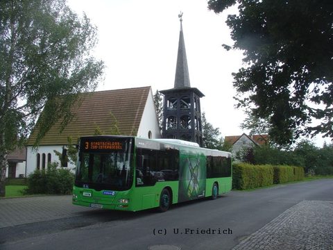 Wagen 112 vor der kleinen Kirche des Trätzhofes, einer kleinen Siedlung, die etwas abgelegen auf einer Anhöhe liegt