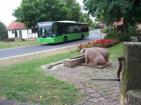 Sommeridylle mit Brunnen in Malkes, eingefangen von Rainer