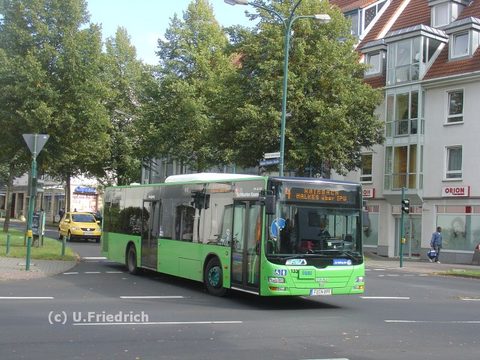 Im Sonnenschein durch die Robert-Kircher-Straße, wieder auf Linie 4