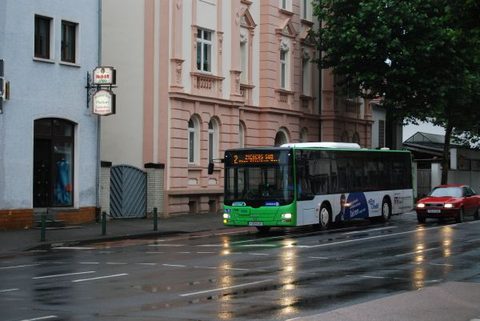 Im August 2010 bei Regenwetter: Wegen einer Straßensperrung fährt Linie 2 ausnahmsweise durch die Leipziger Straße