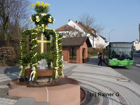 Der österlich geschmückte Blasiusbrunnen in Bachrain, eine Aufnahme von Rainer